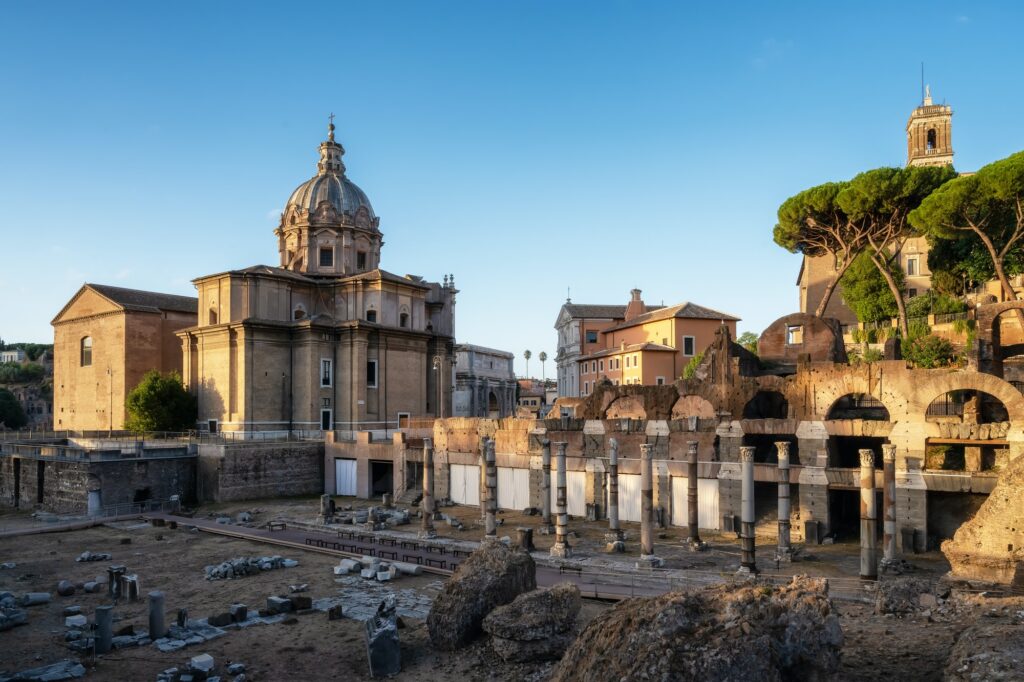 Las ruinas del famoso Foro Romano iluminadas por los primeros rayos de sol